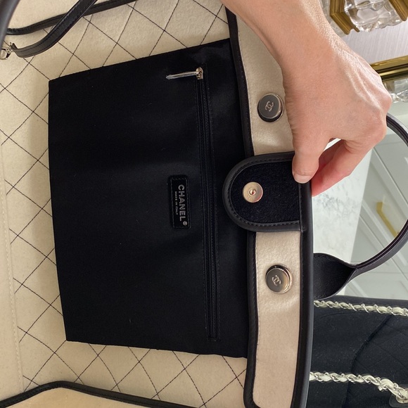 Never used CHANEL large wool felt shopping tote in black and white. - Picture 11 of 14